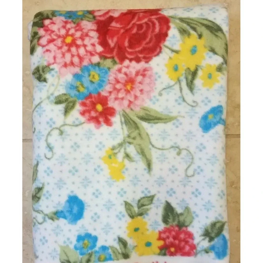 The Pioneer Woman Sweet Rose Floral Fleece Fabric 2 yards for Blanket Throw‎ NEW